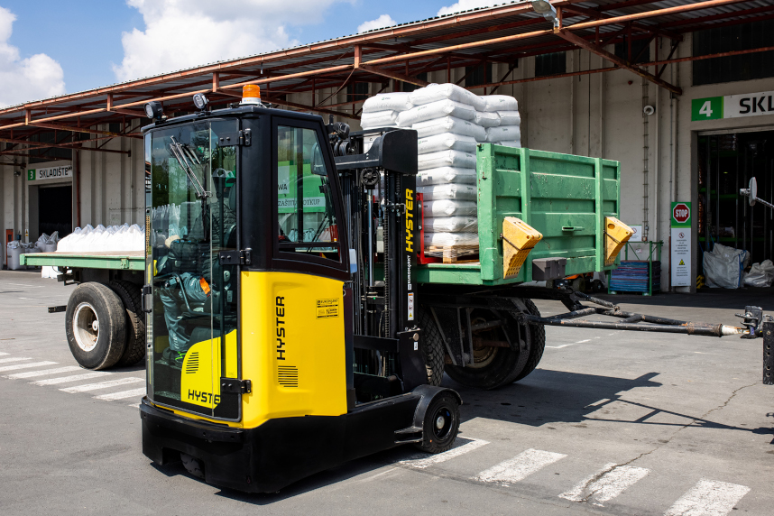 SMART NEW OUTDOOR REACH TRUCK