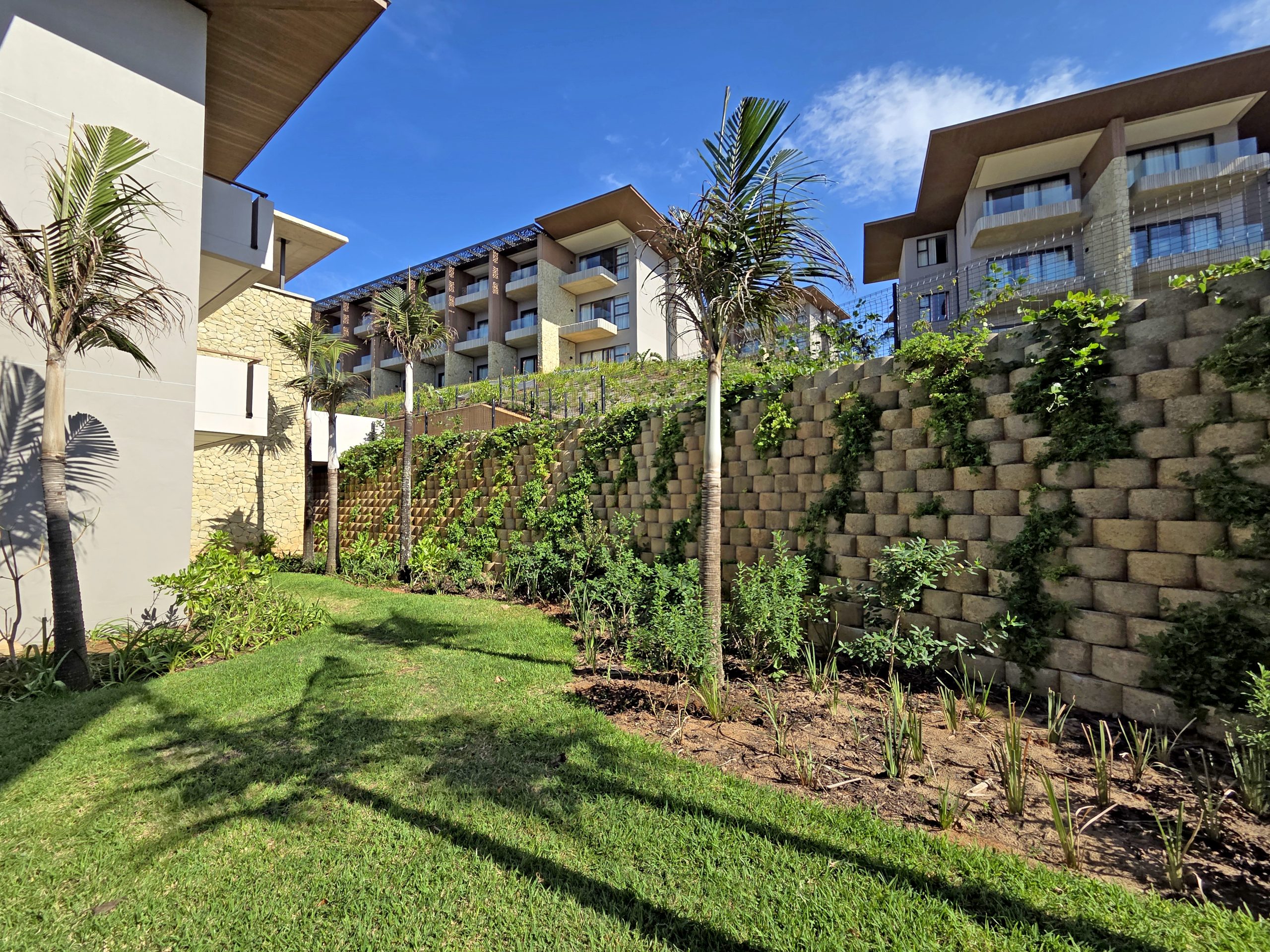 RETAINING WALLS SUPPORT MAJOR CLUB MED COASTAL DEVELOPMENT